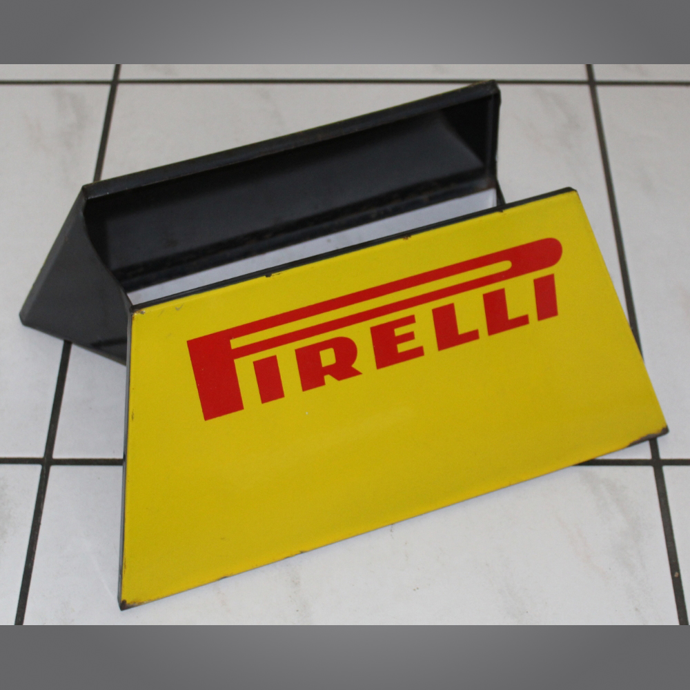 Pirelli-Pneuständer-Email